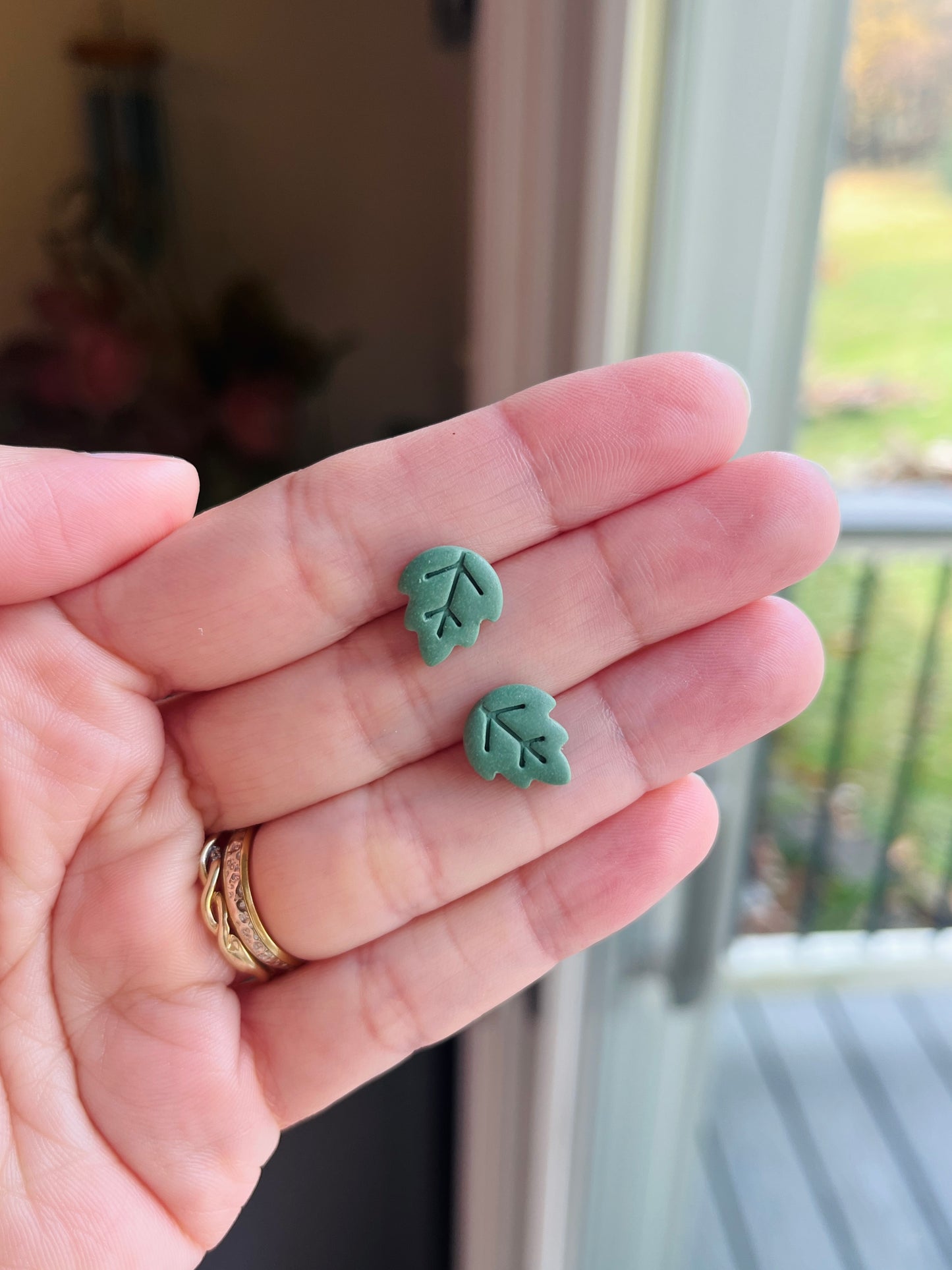 2.8 Little fall leaves studs