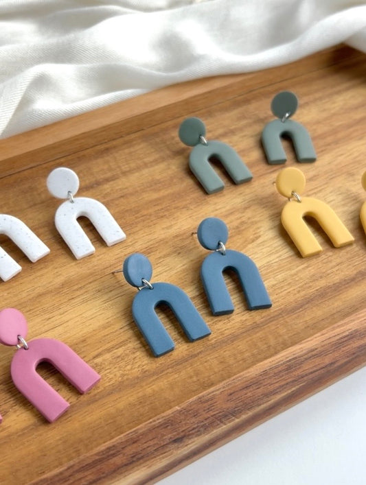 2. Pendientes de arcilla polimérica con formas geométricas, estética moderna y minimalista