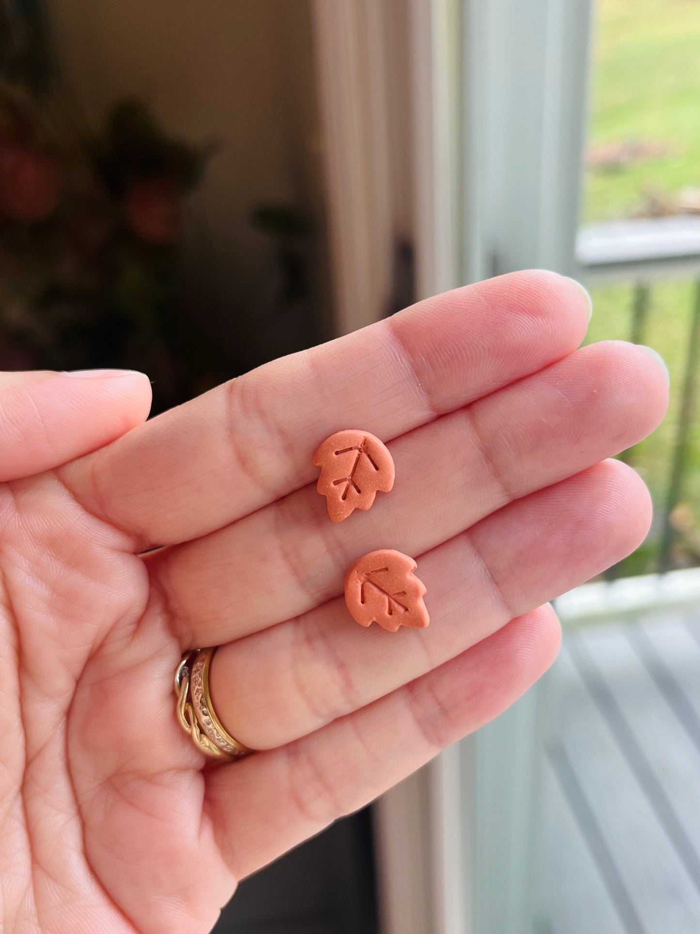 2.8 Little fall leaves studs