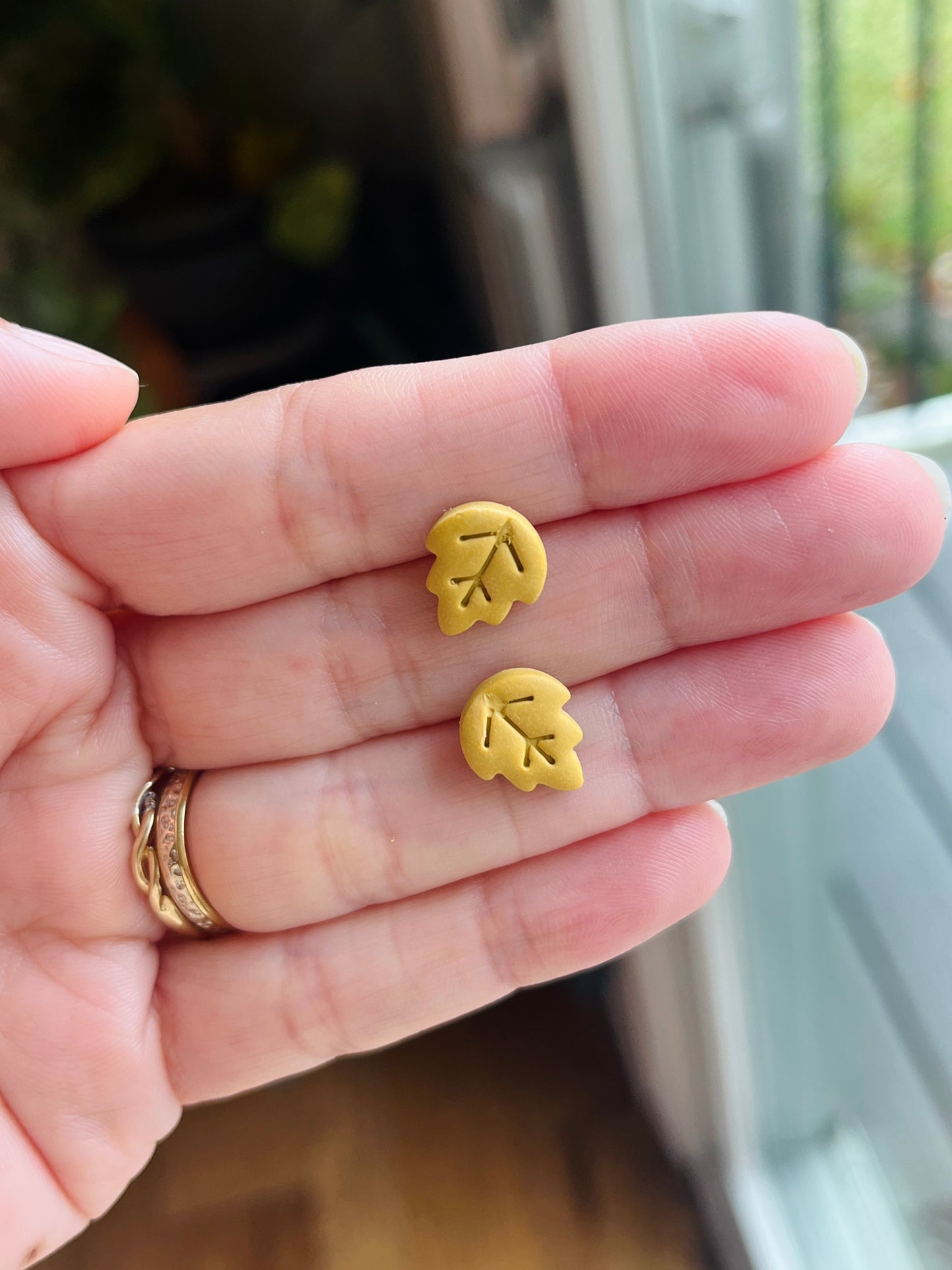 2.8 Little fall leaves studs