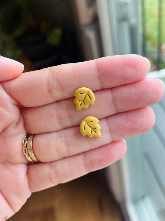 2.8 Little fall leaves studs